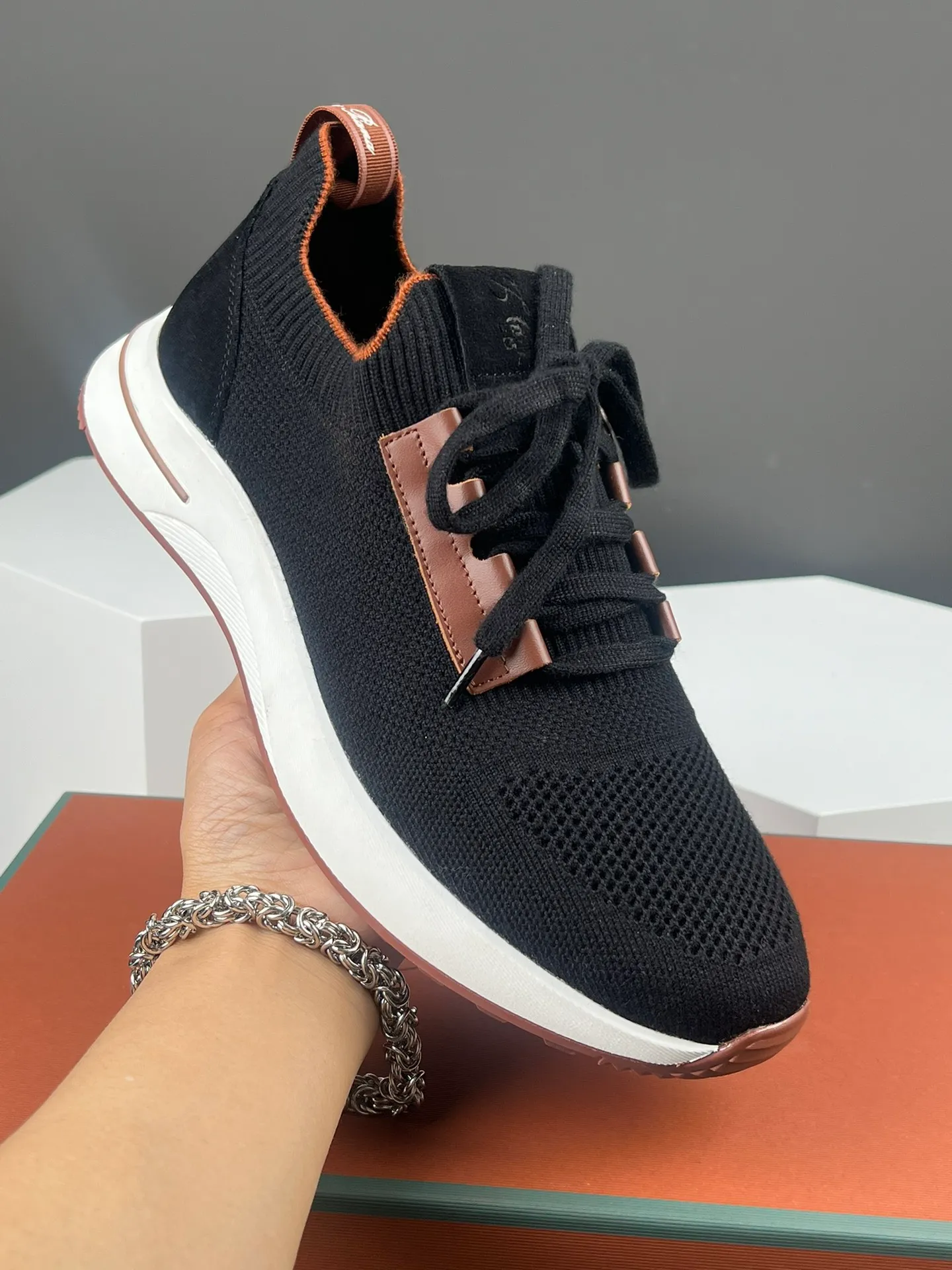 Factory price 420💰L men's shoes💰New product on sale Loro men's shoes💰iana knitted sneakers｜Made of Wish wool blended fabric｜The upper is made of unique knitted fabric production technology｜Comprehensive one-to-one restoration of the counter process｜Additional original molded rubber three-color combination technology outsole｜Size: 39-44 (customized at 45.46)